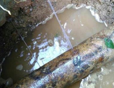 屏边楼顶渗水维修公司分享下地暖漏水的原因及检测方法。